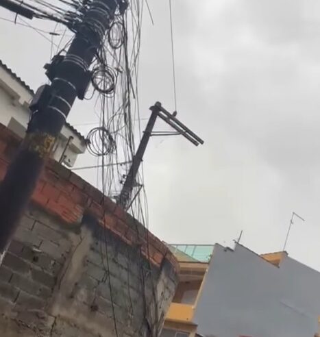 MORADORES DA REGIÃO DO ALVARENGA ACORDAM SEM ENERGIA; ÁRVORE DE GRANDE PORTE CAI NO LAS PALMAS DURANTE A MADRUGADA