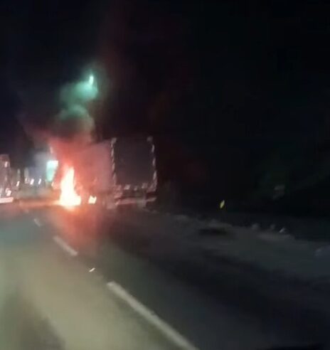 VÍDEO MOSTRA MOMENTO EM QUE CARRETA PEGA FOGO NA IMIGRANTES NA NOITE DE ONTEM