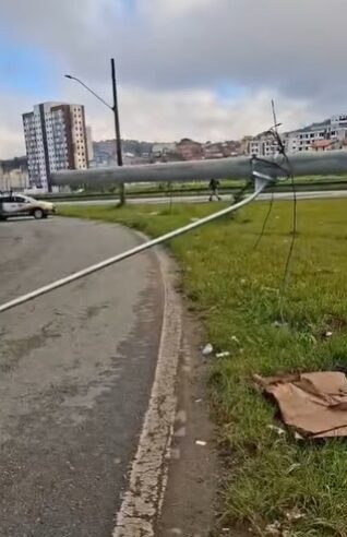 CARRO BATE E DERRUBA POSTE NA ALÇA DE ACESSO DO KM 25