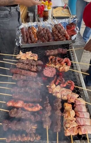 COMIDAS DE SÃO BERNARDO: LOIRA DO ESPETO É SUCESSO HÁ 17 ANOS NO FERRAZÓPOLIS