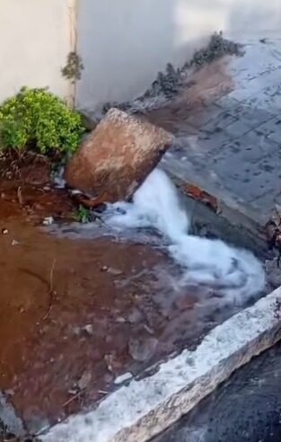 MORADORES REGISTRAM VAZAMENTO DE ÁGUA EM NOVA PETRÓPOLIS NA MANHÃ DE NATAL.