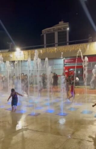 CRIANÇAS E FAMÍLIAS APROVEITAM A FONTE INTERATIVA DO PAÇO NA NOITE DO DIA 25, FERIADO DE NATAL
