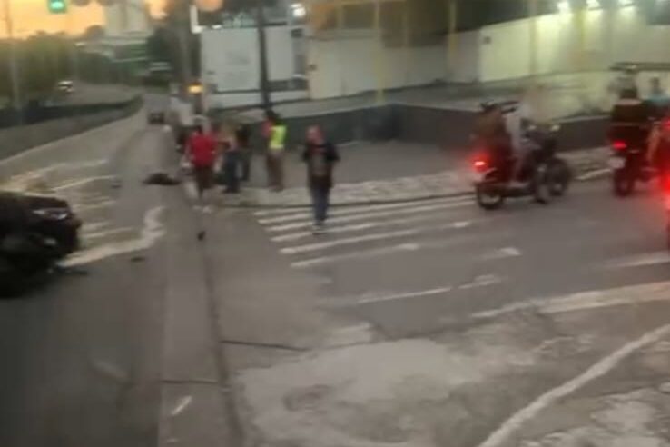ACIDENTE ENTRE CARRO E MOTO NA AVENIDA LUCAS NOGUEIRA GARCEZ, EM SÃO BERNARDO