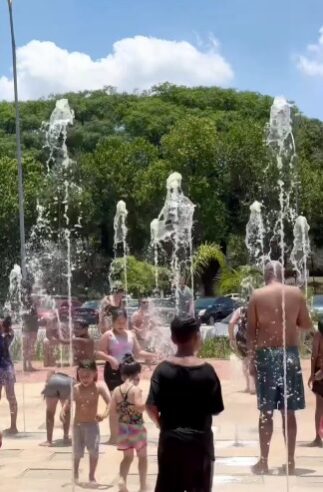 CALOR LEVA FAMÍLIAS À FONTE INTERATIVA DO PAÇO NESTE DOMINGO (28)
