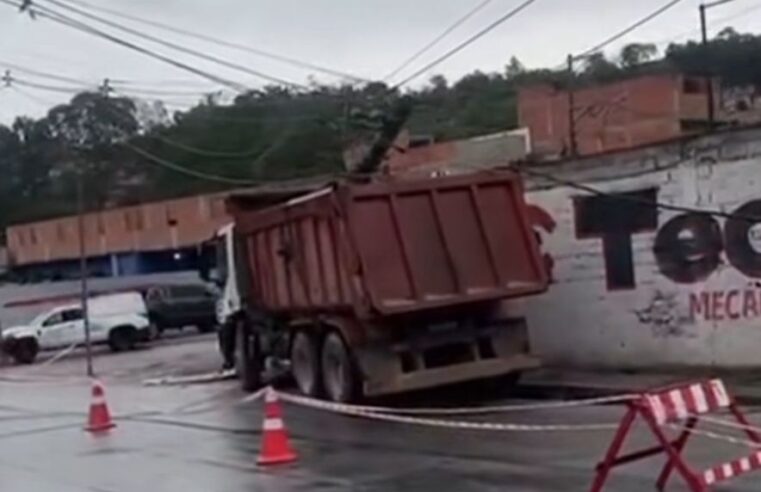 CAMINHÃO DERRUBA POSTE NA ESTRADA GALVÃO BUENO; TRÂNSITO É INTERROMPIDO NO BATISTINI
