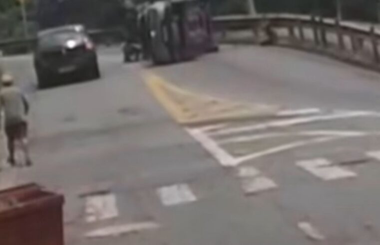 MORADORES PRESTAM OS PRIMEIROS ATENDIMENTOS APÓS MOTORISTA CAPOTAR CARRO EM SÃO BERNARDO