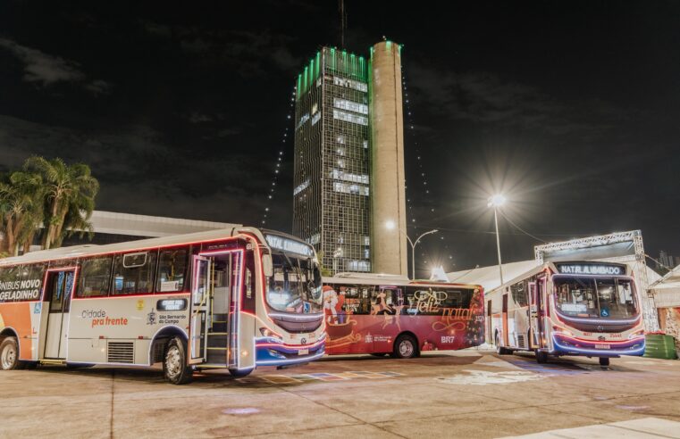 ÔNIBUS TEMÁTICOS LEVAM POPULAÇÃO GRATUITAMENTE AO NATAL ILUMINADO DO PAÇO MUNICIPAL DE SÃO BERNARDO
