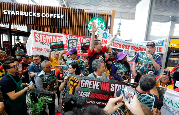 PROTESTO NO AEROPORTO DE GUARULHOS PARALISA STARBUCKS EM MOBILIZAÇÃO GLOBAL POR DIREITOS TRABALHISTAS