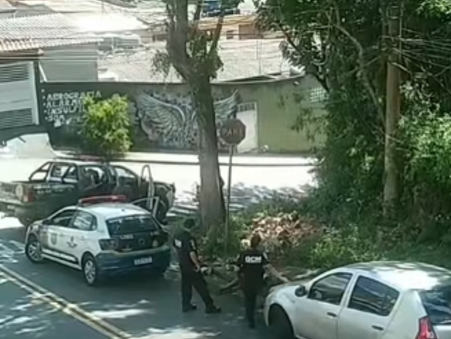 GCM AMBIENTAL FLAGRA HOMEM DESCARTANDO ENTULHO DE OBRA EM ESQUINA DO JARDIM REPRESA