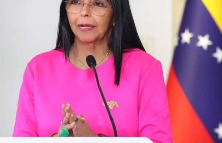 “JAMAIS SEREMOS ESCRAVOS. SOMOS FILHOS E FILHAS DE BOLÍVAR”, DIZ VICE-PRESIDENTE DA VENEZUELA APÓS ATAQUE DOS EUA