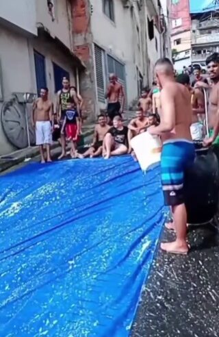 PARA FUGIR DO CALOR, MORADORES TRANSFORMAM RUA EM LAZER NA VILA SÃO PEDRO