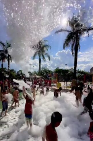 DIVERSÃO: CANHÃO DE ESPUMA FAZ ALEGRIA DA CRIANÇADA NA ÁREA VERDE DURANTE AS FÉRIAS