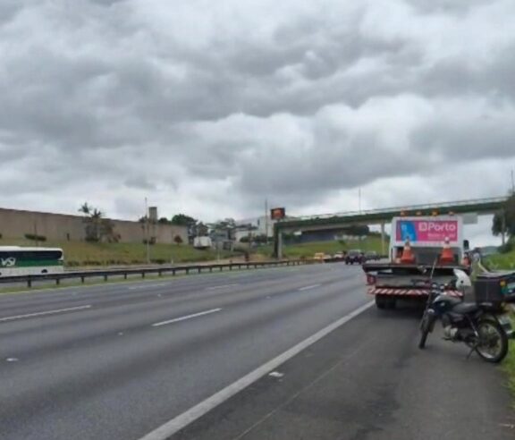 MOTOCICLISTA MORRE NA RODOVIA DOS IMIGRANTES APÓS SER ATINGIDO POR COLCHÃO QUE CAIU DE VEÍCULO