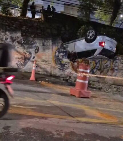 CARRO PERDE O CONTROLE, BATE EM MURO E CAI EM TERRENO ENTRE RUAS NA VILA GONÇALVES