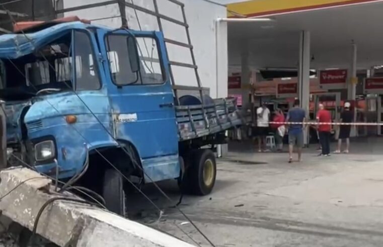 CAMINHÃO SEM FREIO COLIDE CONTRA MURO E POSTE EM DIADEMA ; MOTORISTA FICA GRAVEMENTE FERIDO