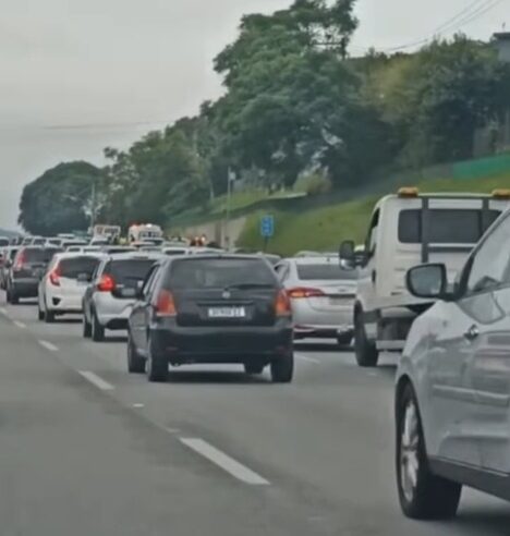 ACIDENTE ENTRE MOTO E CARRO NA ANCHIETA DEIXA MOTOCICLISTA FERIDO