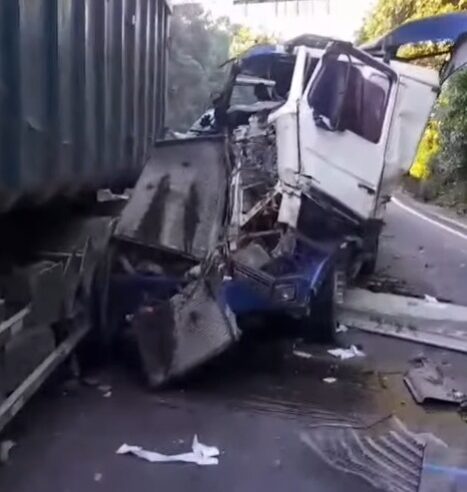 ENGAVETAMENTO ENTRE CARRETAS E CAMINHÃO NO KM 51 DA ANCHIETA, SENTIDO LITORAL, PROVOCA CONGESTIONAMENTO