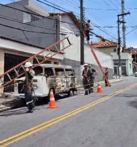 KOMBI PEGA FOGO NA RUA MMDC, NO BAIRRO PAULICÉIA