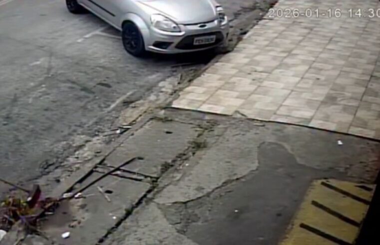 GARI É FLAGRADO JOGANDO LIXO EM BUEIRO E REVOLTA COMERCIANTES EM MAUÁ