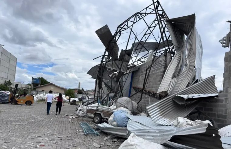 CIDADE DO PARANÁ É ATINGIDA POR VENTOS DE ATÉ 180 KM/H; CASAS SÃO DESTELHADAS E DUAS PESSOAS FICAM FERIDAS