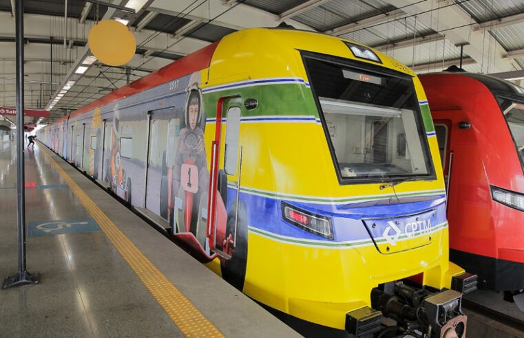 TREM TEMÁTICO COM ARTES SOBRE AYRTON SENNA CIRCULA NA LINHA 11–CORAL DA CPTM EM COMEMORAÇÃO AO ANIVERSÁRIO DE SÃO PAULO