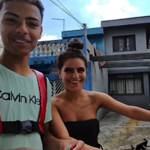 INFLUENCIADOR DE SÃO BERNARDO GRAVA VÍDEO NO DER E VIRALIZA APÓS AJUDAR CASAL EM ENTREGA DE BICICLETA