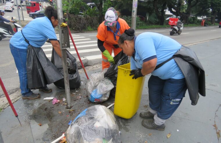 GARIS DE SANTO ANDRÉ AGITAM BLOCO “LIXO NO LIXO” PARA INCENTIVAR DESCARTE CORRETO DE RESÍDUOS