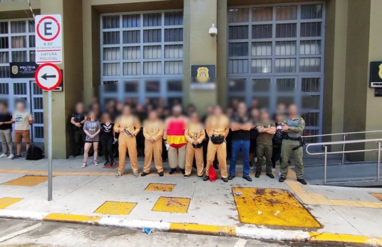 POLICIAIS FANTASIADOS DE CAÇA FANTASMAS PRENDEM 2 COM CELULARES FURTADOS EM MEGABLOCO NA CONSOLAÇÃO
