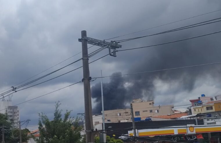 INCÊNDIO EM EMPRESA DE TINTAS NA PAULICÉIA MOBILIZA 14 VIATURAS E 40 BOMBEIROS EM SÃO BERNARDO