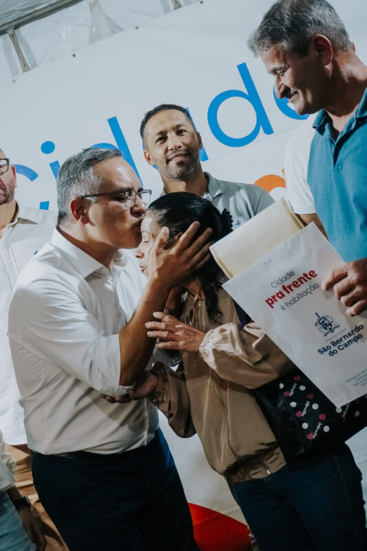 MORADORES DO JD. JESUS DE NAZARETH CELEBRAM CONQUISTA DE 181 ESCRITURAS ENTREGUES PELA PREFEITURA DE SÃO BERNARDO