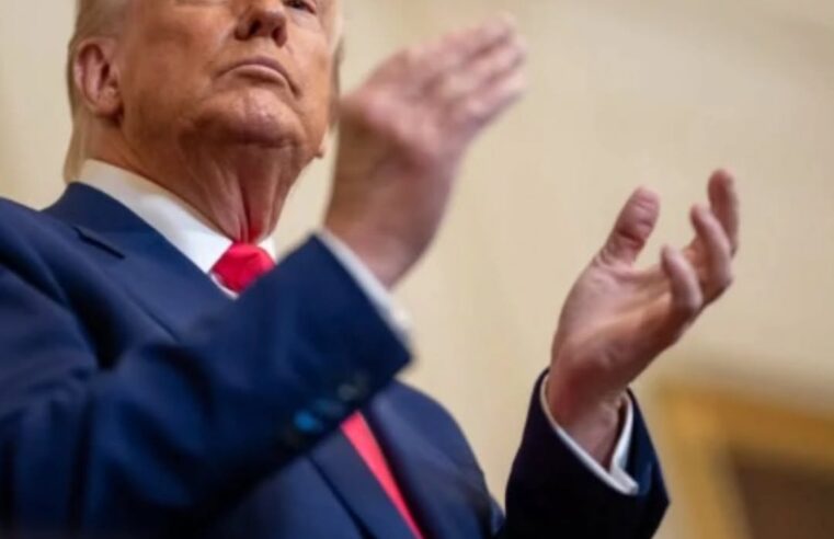 APÓS 12 HORAS NO AR, GOVERNO TRUMP RECUA E ATRIBUI POSTAGEM RACISTA CONTRA O CASAL OBAMA A ‘ERRO’ DE FUNCIONÁRIO