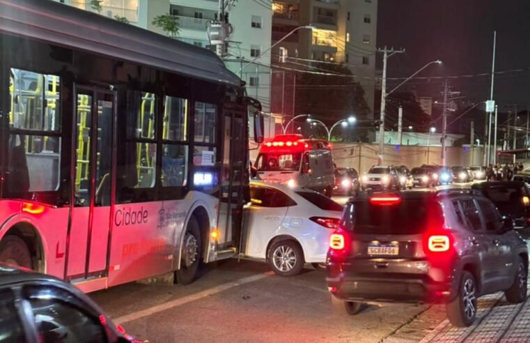 CARRO E ÔNIBUS SE ENVOLVEM EM ACIDENTE NA SENADOR VERGUEIRO