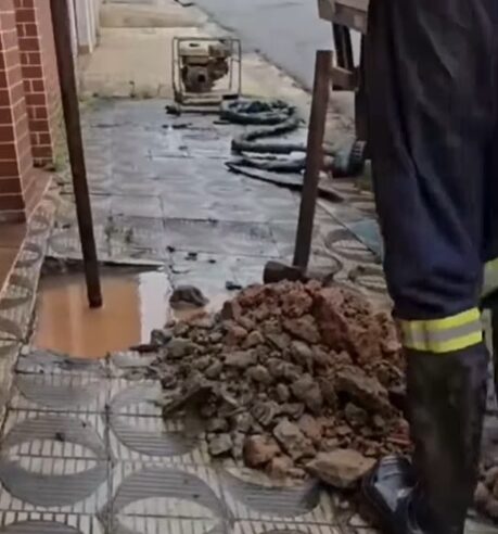 VAZAMENTO EM RUA DE SÃO BERNARDO É RESOLVIDO APÓS RECLAMAÇÕES DE MORADORES