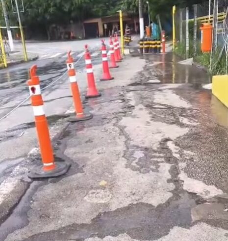 ESGOTO CORRE A CÉU ABERTO NO RIACHO GRANDE E MORADORES COBRAM A SABESP