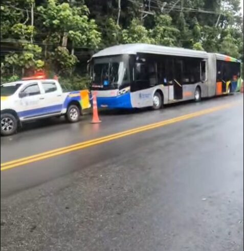 COLISÃO ENTRE ÔNIBUS É REGISTRADA NA ESTRADA RIO ACIMA, NO RIACHO GRANDE