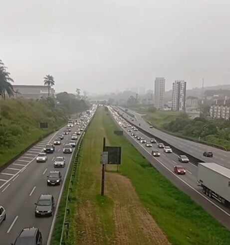 TRÂNSITO: MANHÃ DE SÁBADO DE CARNAVAL TEM 14 KM DE LENTIDÃO RUMO AO LITORAL