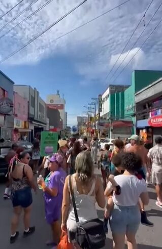 BLOQUINHO DE CARNAVAL NA MARECHAL AGITA FOLIÕES EM DOMINGO ENSOLARADO