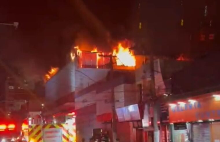 INCÊNDIO ATINGE ARMARINHOS FERNANDO E TETO CEDE NO 3º ANDAR EM SANTO ANDRÉ