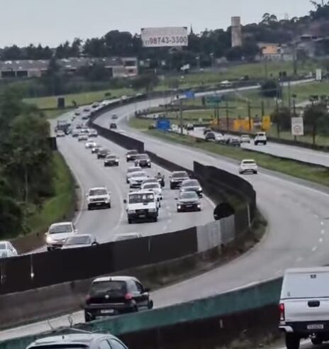 RETORNO DO LITORAL JÁ TEM 18 KM DE LENTIDÃO NO SISTEMA ANCHIETA–IMIGRANTES