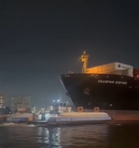 NAVIO BATE EM DUAS BALSAS NO PORTO DE SANTOS E TRIPULANTES SALTAM NO MAR