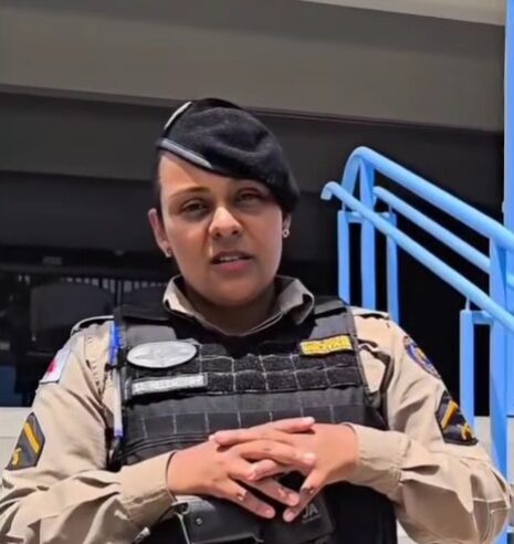 POLICIAL MILITAR É HOMENAGEADA POR COLEGAS DE FARDA EM MG APÓS AMAMENTAR BEBÊ ABANDONADA