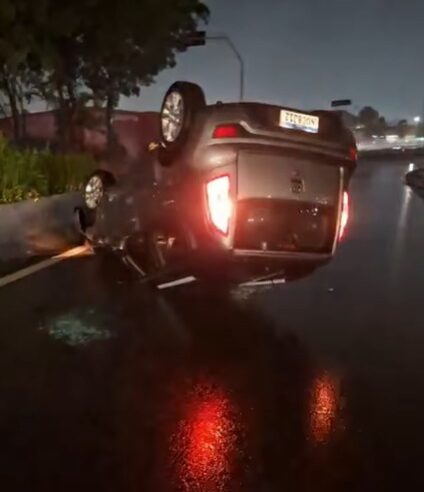 MOTORISTA CAPOTA CARRO NA ALÇA DO VIADUTO MIGUEL ETCHENIQUE