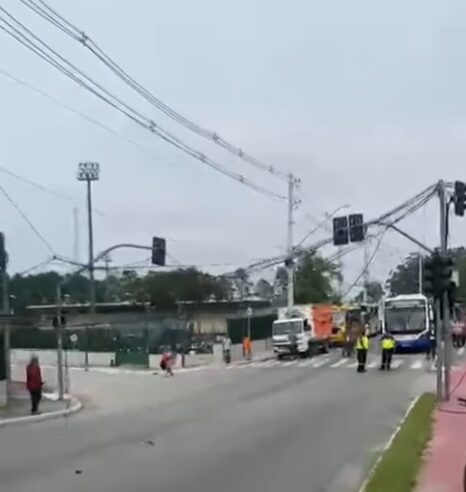 CARRETA DERRUBA FIAÇÃO E DEIXA TRÂNSITO PARADO NA ESTRADA DOS ALVARENGAS