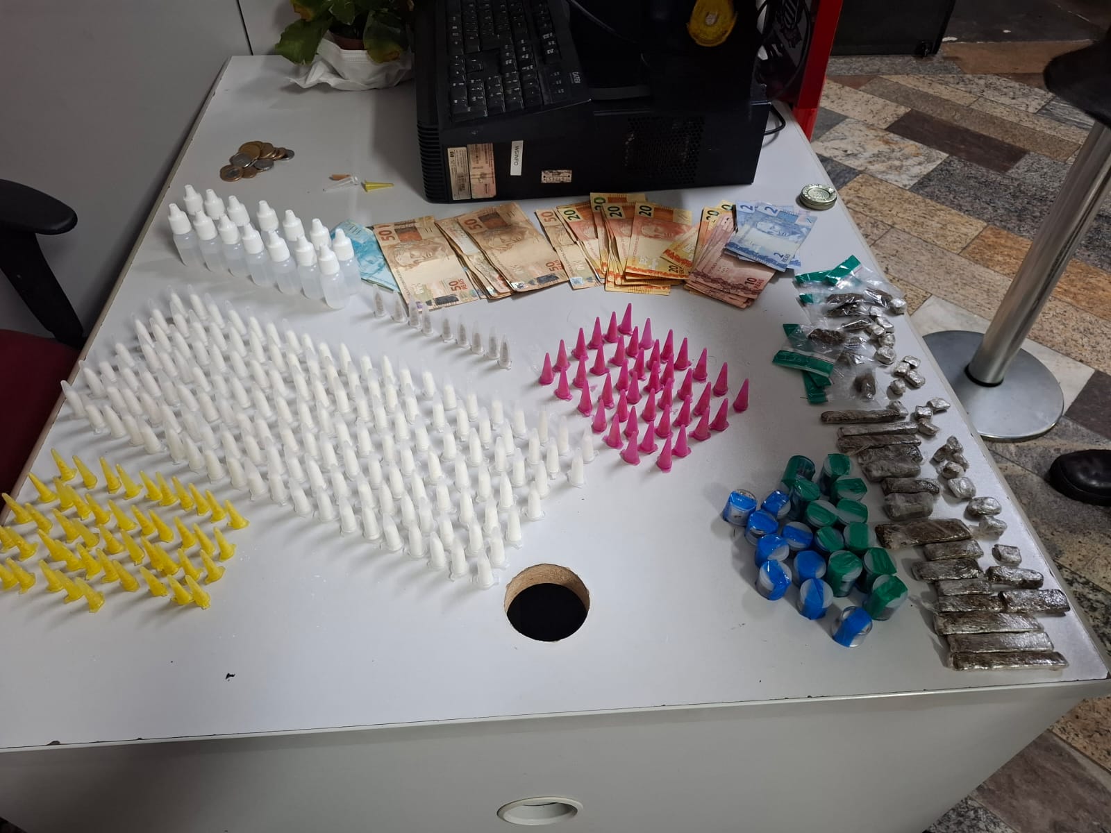 HOMEM É PRESO POR TRÁFICO DE DROGAS PRÓXIMO A ESCOLA NO JARDIM SILVINA