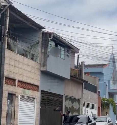 CENA INUSITADA: MORADOR DO SILVINA RECEBE COMPRAS DA INTERNET COM CESTA NA JANELA