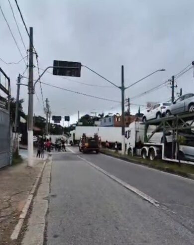 ALERTA DE TRÂNSITO: CARRETA FICA PRESA NO CANTEIRO E QUEBRA POSTE NA ESTRADA GALVÃO BUENO