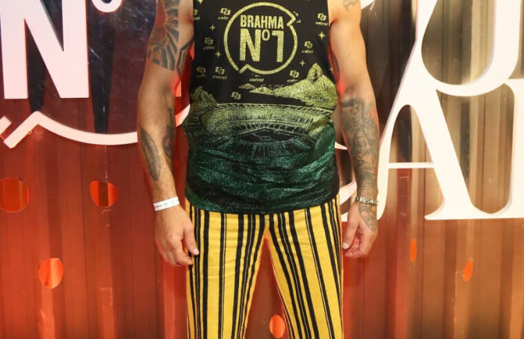 ALEX POATAN, CAMPEÃO DO UFC, MARCA PRESENÇA NO CAMAROTE Nº1 DURANTE DESFILES DAS CAMPEÃS NA SAPUCAÍ