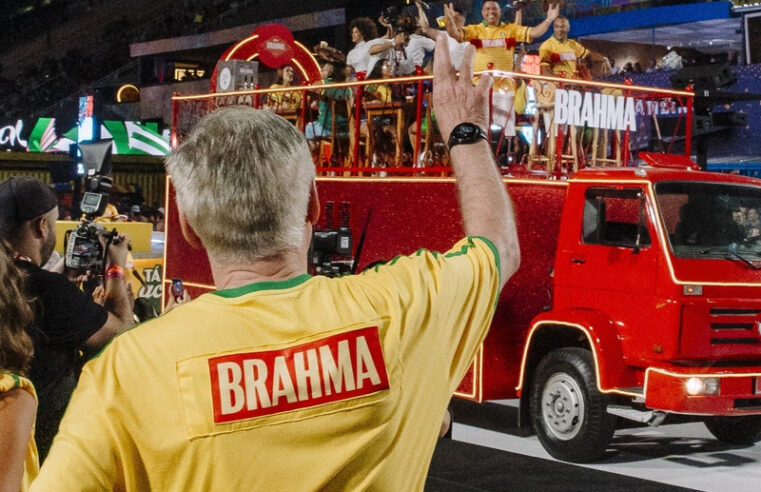 EM CLIMA DE COPA, BRAHMA ENCERRA TOUR DE CARNAVAL COM CARLO ANCELOTTI E PROMOVE DESFILE ESPECIAL COM RONALDO NA SAPUCAÍ