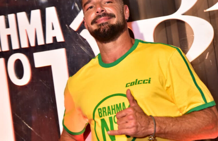 UMA SEMANA APÓS SUPER BOWL, RICKY MARTIN CURTE PRIMEIRO DIA DA SAPUCAÍ NO CAMAROTE Nº1