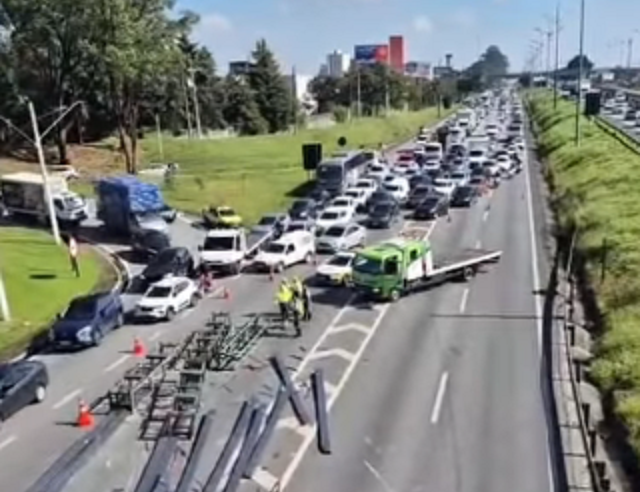 CARGA CAI NA VIA ANCHIETA E INTERDITA FAIXAS NO KM 18